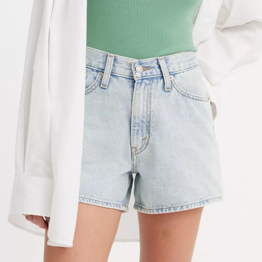 Levi's 80s Mom Light Wash Shorts